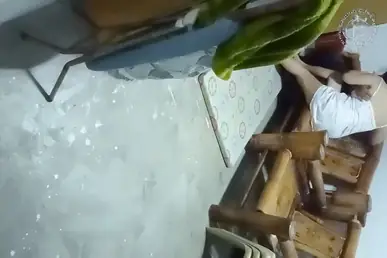 Di Kursi Bambu
