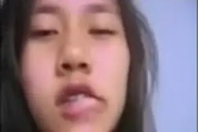 Dokumentasi Gadis Behel Cantik Bersantai Kasur