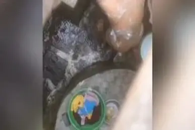 Mandi Sore Cewek Cantik Gayung Biru Mantap